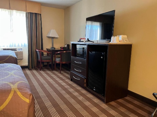 Super 8 by Wyndham Bangor image 6