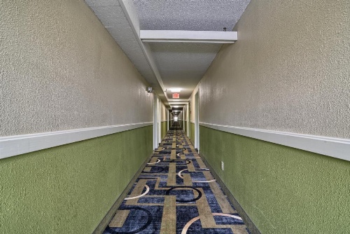 Super 8 by Wyndham Bangor image 9